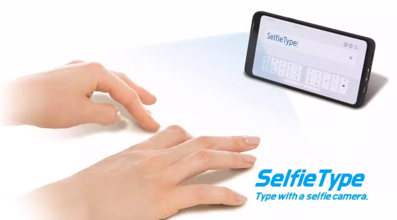 Bàn phím vô hình SelfieType của Samsung sử dụng trí tuệ nhân tạo (AI) để "nhìn" ngón tay của người dùng chạm trên bàn khi điện thoại được đặt trước.