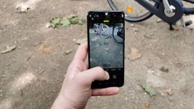 Asus ZenFone 6 có bộ xử lý mạnh mẽ nhất ở thời điểm hiện tại và tuổi thọ pin cực bền, camera ảnh nhỏ xoay từ sau ra trước.