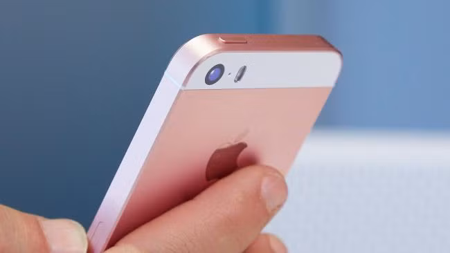 Theo một số nguồn tin, iPhone SE 2 của Apple sẽ được ra mắt trong tháng 2/2020 thay vì mùa thu hàng năm như thông lệ. iPhone SE 2 dùng màn hình 4,8 inch, mô phỏng thiết kế iPhone 8 nhưng mạnh mẽ hơn nhờ chip A13 Bionic.