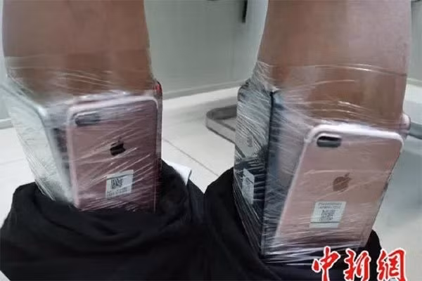 Chieu tro buon lau iPhone cuc doc di, canh sat 