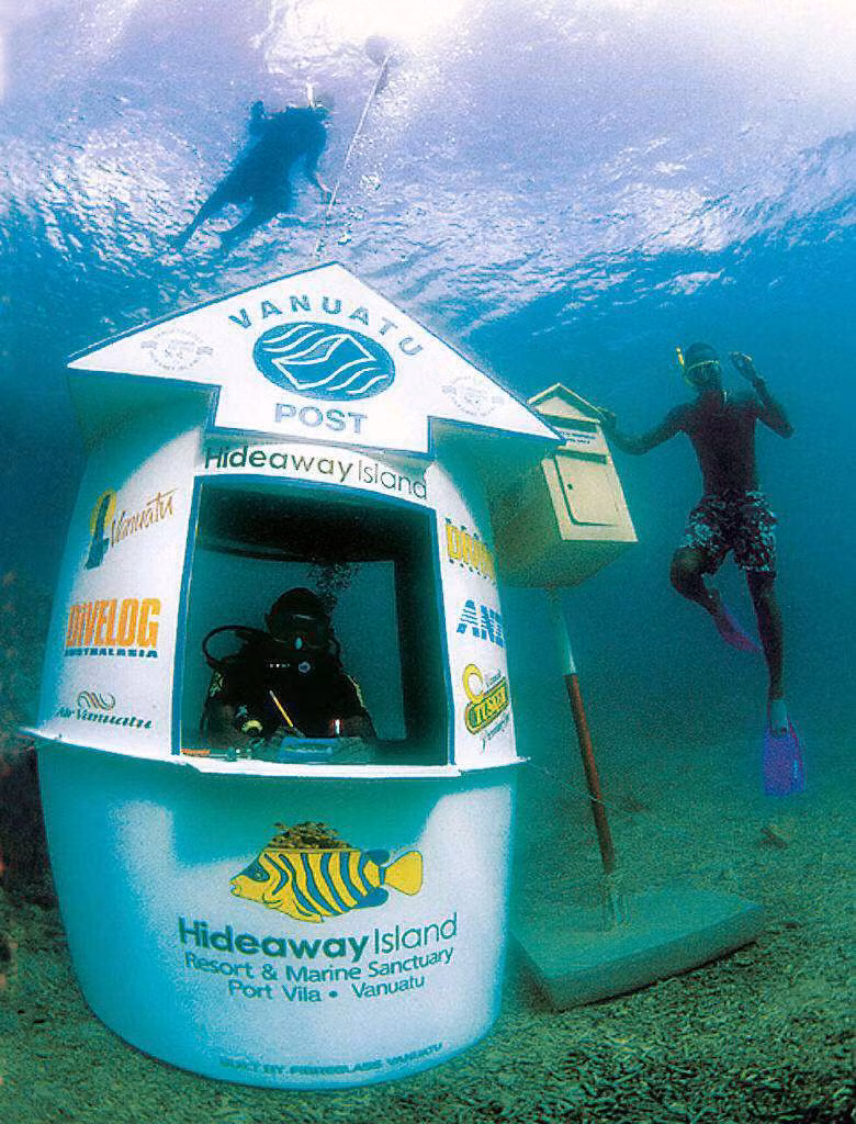 Bưu điện Vanuatu ở đảo Hideaway. Đây là bưu điện đầu tiên và duy nhất trên thế giới ở dưới nước. Bạn hoàn toàn có thể gửi bưu thiếp từ bưu điện với san hô và những đàn cá nhiều màu sắc xung quanh này. Những tấm bưu thiếp đều làm từ vật liệu chống nước và dán tem chống nước.