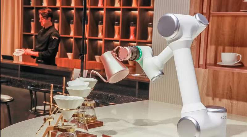Robot rót trà, cà phê hoặc bất cứ gì nó được lập trình.