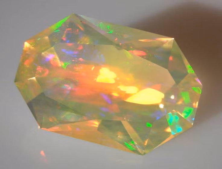  4. Hiệu ứng màu sắc độc nhất vô nhị. Opal nổi tiếng với hiệu ứng "chơi màu" (play-of-color), khiến bề mặt viên đá phát ra những dải màu rực rỡ khi thay đổi góc nhìn. Hiện tượng này xảy ra do cấu trúc vi cầu silica bên trong đá khúc xạ ánh sáng. Ảnh: Pinterest.