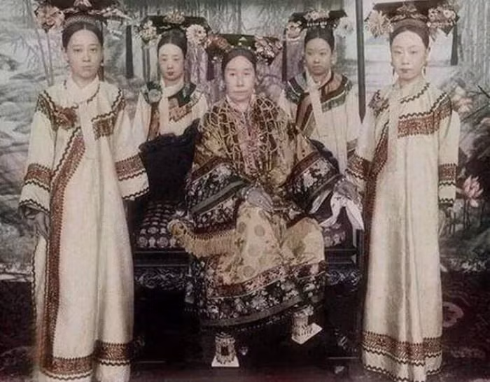  5. Nổi tiếng với cuộc sống xa hoa. Bà sử dụng ngân khố triều đình để xây dựng cung điện, tổ chức yến tiệc xa hoa và mua sắm vô số trang sức, quần áo lộng lẫy. Ảnh: Pinterest.