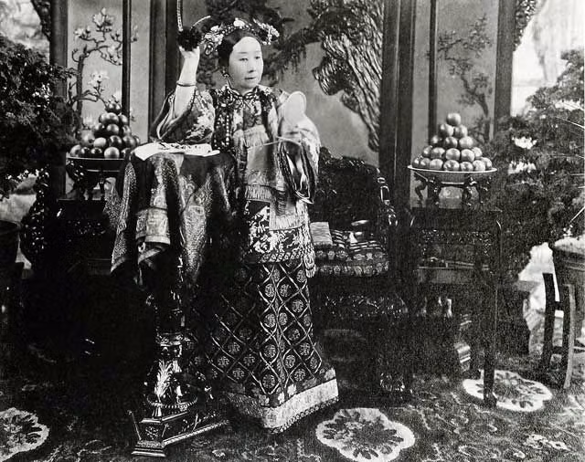  2. Cùng Nữu Hỗ Lộc Thái hậu nhiếp chính. Sau khi Hoàng đế Hàm Phong qua đời, Từ Hi cùng Nữu Hỗ Lộc Thái hậu (vợ chính của Hàm Phong) trở thành nhiếp chính cho con trai bà – Hoàng đế Đồng Trị. Ảnh: Pinterest.