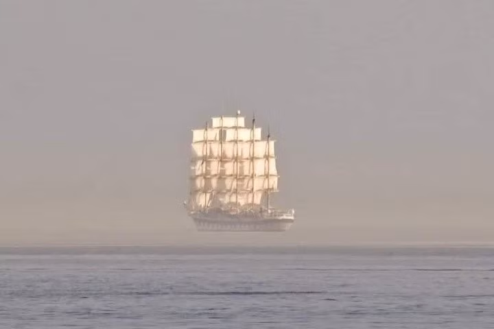  5. Là nguyên nhân của nhiều truyền thuyết. Trong quá khứ, Fata Morgana được cho là nguyên nhân khiến các thủy thủ nhìn thấy những hòn đảo bay, thành phố nổi hoặc những con tàu ma huyền bí giữa đại dương. Ảnh: Pinterest.