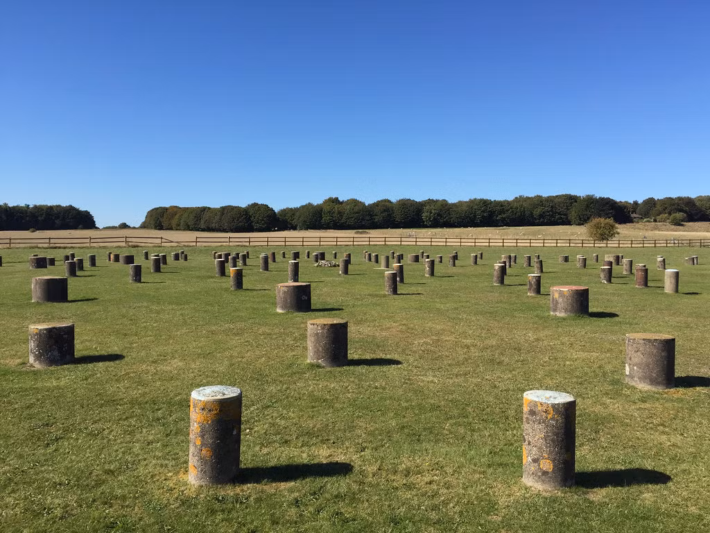  8. Woodhenge và Stonehenge có thể thuộc cùng một nền văn hóa. Các bằng chứng khảo cổ cho thấy hai công trình này có thể đã được xây dựng bởi cùng một nhóm người thời kỳ đồ đá mới, với mục đích nghi lễ và tôn giáo tương tự nhau. Ảnh: tripworldguide.com.