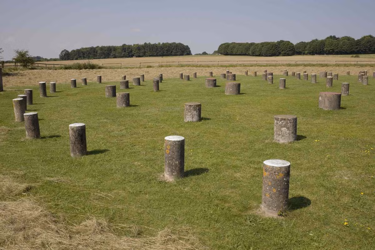  6. Có thể liên quan đến các nghi lễ mặt trời. Một số giả thuyết cho rằng Woodhenge được xây dựng để quan sát các hiện tượng thiên văn, như điểm chí mùa hè và mùa đông, giống như Stonehenge. Ảnh: Pinterest.