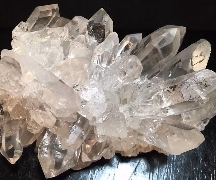  1. Thạch anh là khoáng vật phổ biến thứ hai trong vỏ Trái Đất. Thạch anh chỉ đứng sau fenspat về độ phổ biến và có mặt trong nhiều loại đá như đá granit, sa thạch và đá biến chất. Ảnh: Pinterest.