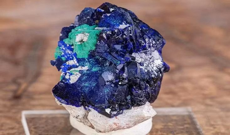  2 Hình thành chủ yếu ở các khu vực có quặng đồng. Azurite thường xuất hiện trong các mỏ đồng, đặc biệt là ở những khu vực khô hạn nơi nước thấm qua đá chứa đồng và tạo ra phản ứng hóa học. Ảnh: Pinterest.
