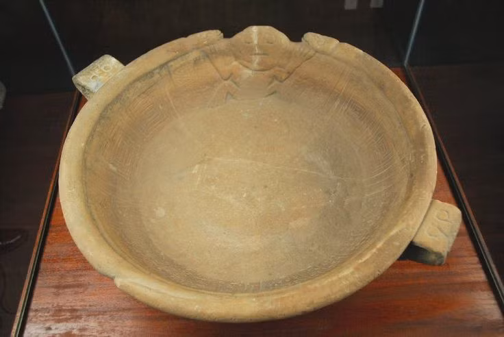  1. Được tìm thấy ở Bolivia. Bát đá Fuente Magna được phát hiện gần hồ Titicaca, Bolivia vào những năm 1950, nhưng chỉ thu hút sự chú ý của giới khoa học sau đó nhiều năm. Ảnh: Pinterest.