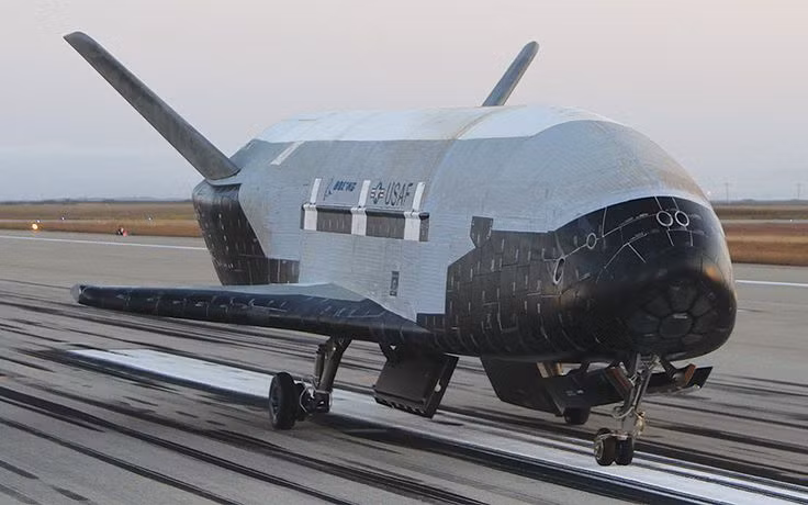  3. Hoạt động hoàn toàn tự động. X-37B là một máy bay vũ trụ không người lái, có thể tự phóng lên, thực hiện nhiệm vụ và quay trở lại Trái Đất mà không cần sự can thiệp trực tiếp của con người. Ảnh: Pinterest.