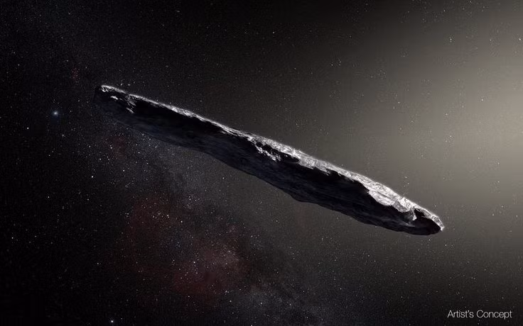  1. Oumuamua là vật thể liên sao đầu tiên được phát hiện. Được quan sát lần đầu vào ngày 19/10/2017 bởi kính viễn vọng Pan-STARRS1 ở Hawaii, Oumuamua là vật thể liên sao đầu tiên được ghi nhận đi qua Hệ Mặt Trời, có nguồn gốc từ bên ngoài thiên hà của chúng ta. Ảnh: Pinterest.