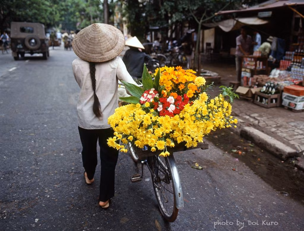 Gánh hàng hoa Hà Nội. Ảnh: Doi Kuro / Facebook.
