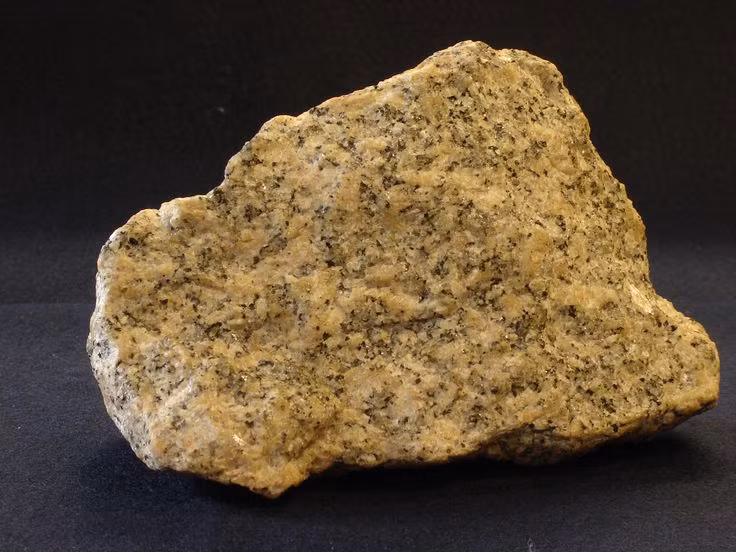  5. Một số loại có hiệu ứng quang học độc đáo. Một số biến thể fenspat như moonstone và sunstone có hiệu ứng quang học đặc biệt như ánh xanh lung linh (adularescence) hoặc ánh kim tuyến (aventurescence), làm tăng giá trị thẩm mỹ của chúng. Ảnh: Pinterest.