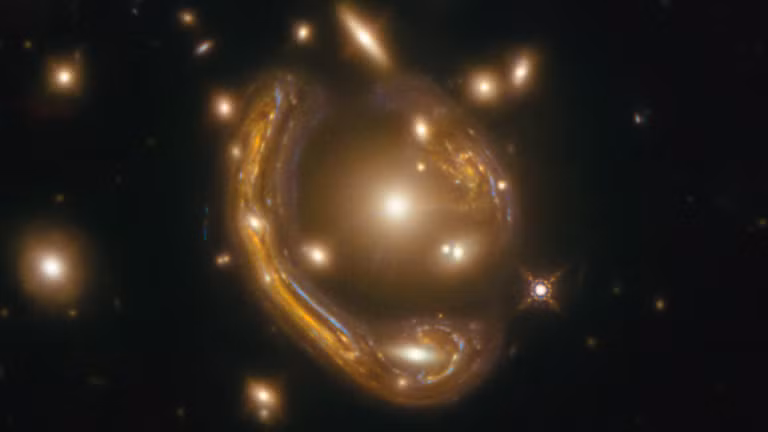  5. Một số vòng Einstein có thể chứa nhiều hình ảnh của cùng một thiên hà. Trong một số trường hợp, ánh sáng từ một thiên hà xa có thể bị bẻ cong theo nhiều hướng khác nhau, tạo ra nhiều bản sao của cùng một thiên hà xuất hiện trong vòng Einstein. Ảnh: Sky News.