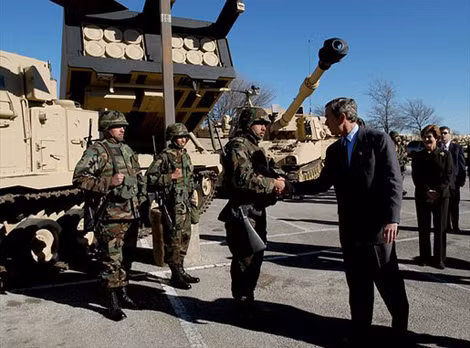 Tổng thống Mỹ Bush khi còn tại nhiệm tới thăm căn cứ Fort Hood.