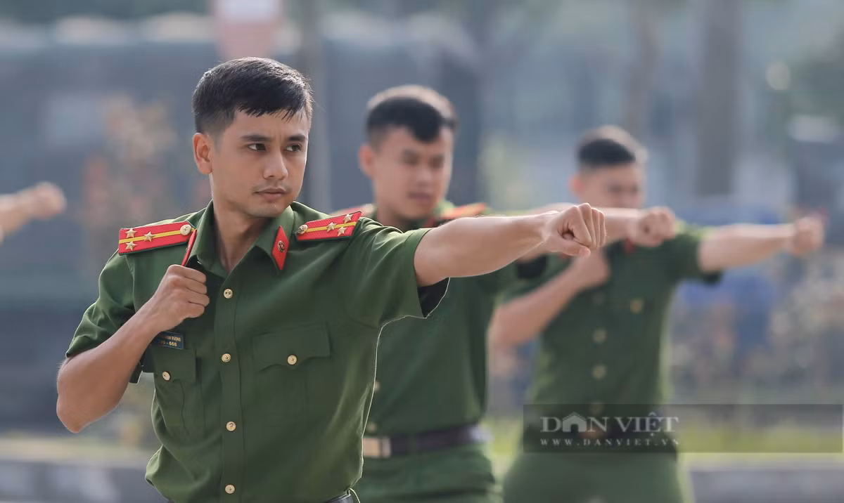 Các bài quyền tổng hợp 25, 38 và 44 mạnh mẽ. Hình ảnh trình diễn các bài quyền thể hiện điều lệnh “rèn luyện quân phong, quân kỷ” của lực lượng đặc biệt này.