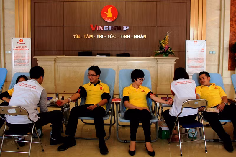 CBNV Tập đoàn Vingroup tham gia hiến máu tại Trụ sở chính Tập đoàn – Vinhomes Riverside.