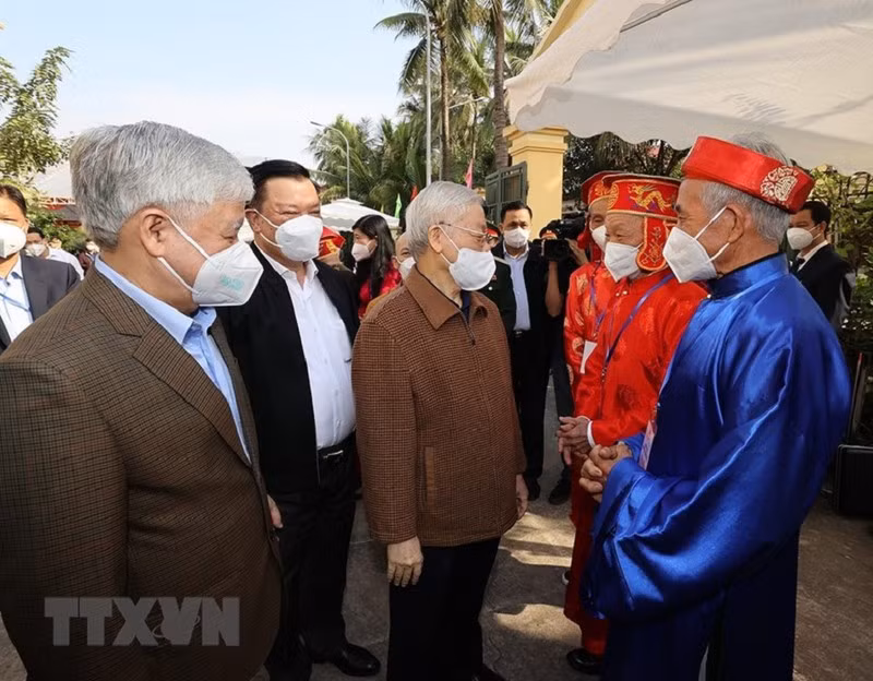 Tổng Bí thư Nguyễn Phú Trọng với nhân dân thôn 5, xã Yên Sở, huyện Hoài Đức.