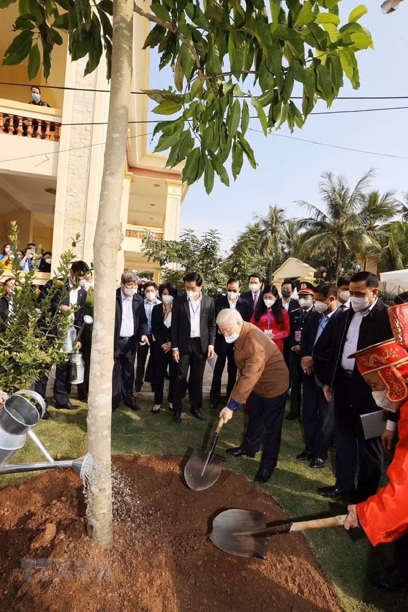 Tổng Bí thư Nguyễn Phú Trọng trồng cây lưu niệm tại thôn 5, xã Yên Sở, huyện Hoài Đức.