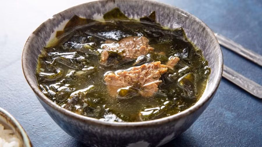 Rong biển khô: Rong biển khô là thực phẩm có lượng canxi dồi dào. 100 gram rong biển khô có thể cung cấp 264mg canxi, có lợi cho sức khỏe của cả người già lẫn trẻ nhỏ. Loại thực phẩm này còn giàu protein, cứ 100 gram rong biển khô lại chứa 25-50 gram protein chất lượng cao. Không những thế, rong biển còn chứa taurine - một chất có vai trò quan trọng đối với việc phát triển não bộ và hệ thần kinh. Cách phổ biến nhất để chế biến rong biển khô là nấu canh, vừa đơn giản lại có hương vị đậm đà.