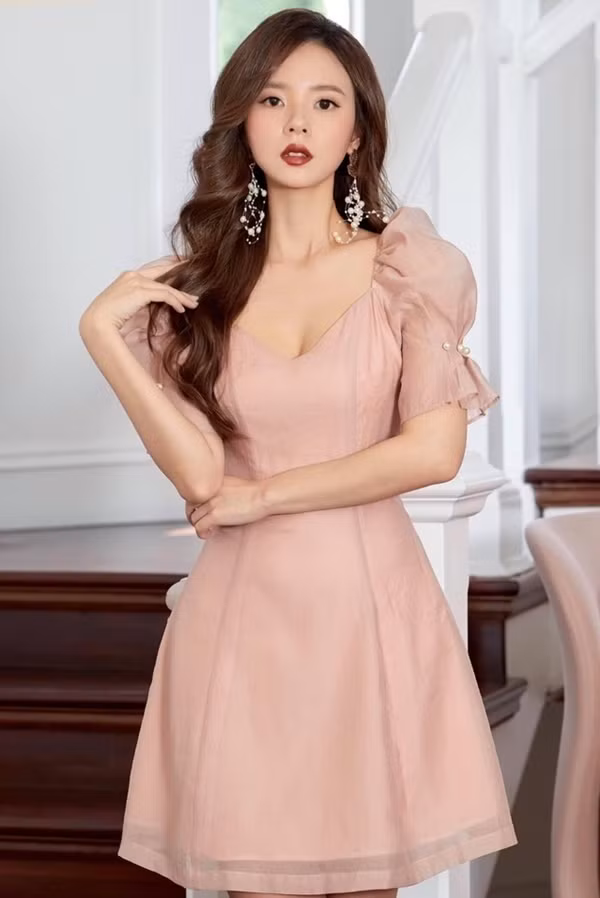 Midu ưu ái sự thanh lịch, nhẹ nhàng nhưng không ngừng làm mới phong cách. Không quá cầu kỳ và phô trương, cô khá đồng nhất về gu thời trang dù xuất hiện với hình ảnh ngọt ngào, nữ tính hay chững chạc, quyến rũ. Midu tên thật là Đặng Thị Mỹ Dung, sinh năm 1989, hiện là diễn viên, giảng viên thiết kế thời trang và doanh nhân, vừa hoạt động giải trí và kinh doanh. Cố từng là Á khoa trường ĐH Kiến trúc, đoạt giải Quán quân cuộc thi Hot V-teen 2007,...Midu đam mê và tham gia kinh doanh từ rất sớm.