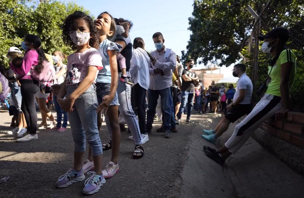 “Tỷ lệ bao phủ vaccine ở Venezuela còn thấp. Với nhiều người, đặc biệt ở khu vực biên giới, họ sẵn sàng bỏ công sức đi sang Colombia để tiêm chủng cho trẻ em", Huniades Urbina, người phát ngôn Viện Y học Venezuela, cho biết.