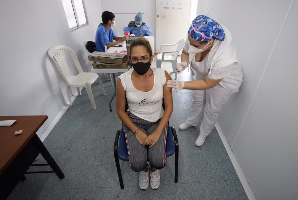 Tại bang North Santander của Colombia, hơn 34.000 người với giấy tờ Venezuela đã được tiêm vaccine Covid-19 kể từ 25/10 - thời điểm bắt đầu chương trình tiêm chủng cho người không phải thường trú nhân ở Colombia. Trong số này có những người nhập cư bất hợp pháp sống tại North Santander, cùng người Venezuela nhập cảnh tạm thời chỉ để tiêm vaccine. Riêng tại thủ phủ Cucuta, số người Venezuela được tiêm đã tăng gấp đôi, lên đến 9.000 người, tính từ cuối tháng 10.