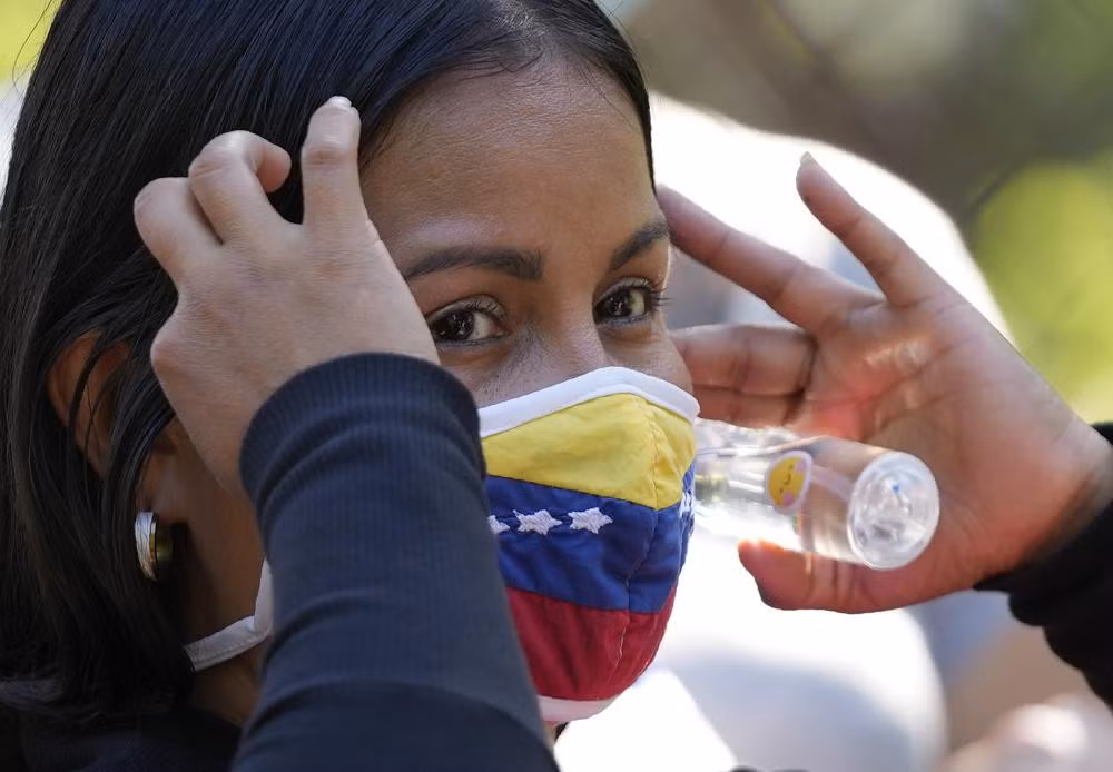 Tại bang North Santander ở Colombia, nhà chức trách cho biết số người Venezuela nhập cảnh để tiêm vaccine cho trẻ em ngày càng tăng kể từ hôm 3/11, khi chương trình tiêm chủng miễn phí cho tất cả trẻ trên 3 tuổi bắt đầu.