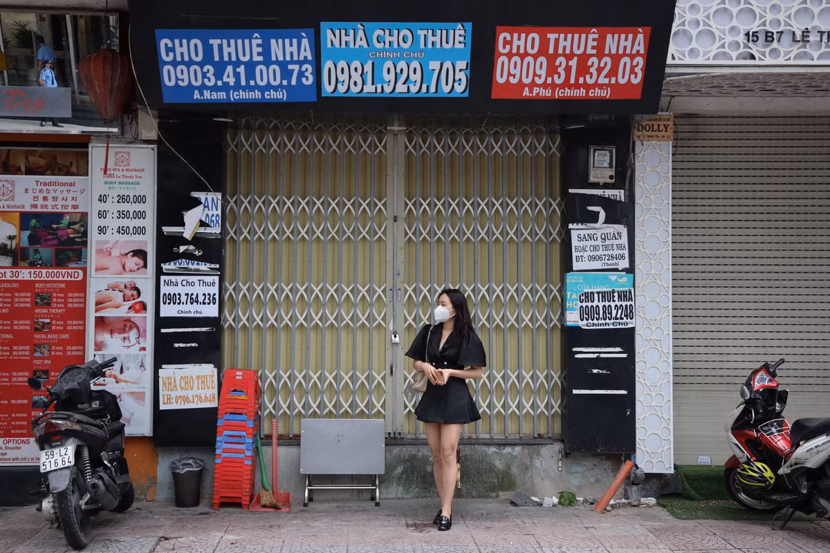 Chị My (ngụ tại quận 1) cho biết sau thời gian giãn cách xã hội ở TP.HCM, xuất hiện rất nhiều mặt bằng cho thuê tại đường Lê Thánh Tôn. "Tôi thấy hầu hết mặt bằng sang nhượng trước đây kinh doanh dịch vụ spa, massage. Khách nước ngoài không có, khách Việt cũng chưa được sử dụng dịch vụ này nên nhiều chủ quán không cầm cự nổi. Chỉ có một số quán ăn hoạt động trở lại nhưng khá vắng khách", chị nói.