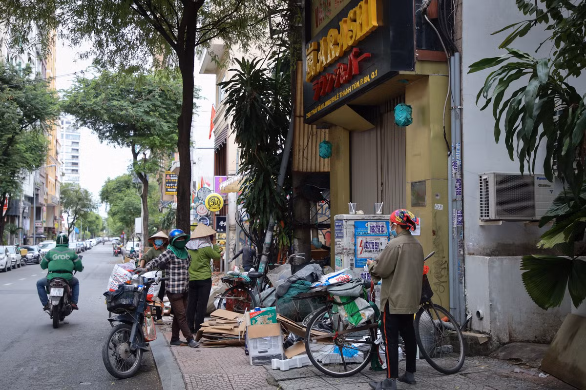 Một quán nhậu dọn dẹp trả mặt bằng. Khó bắt gặp các mặt bằng đang được sửa sang, đưa vào kinh doanh dịch vụ mới.