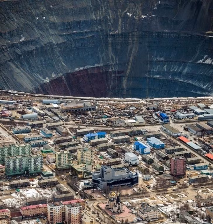 Mỏ Mir là một mỏ kim cương lộ thiên nằm ở thành phố Mirny, Nga. Mỏ sâu 525 mét (thứ 4 trên thế giới) và có đường kính 1200m