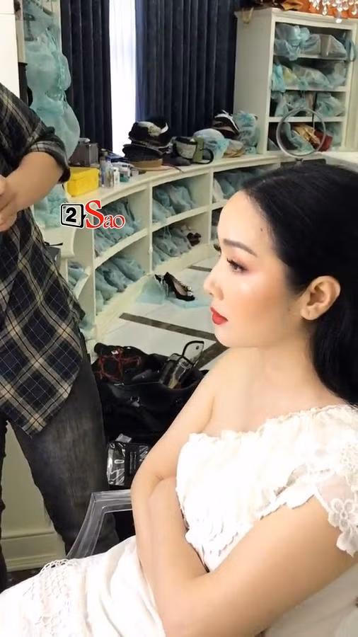 Nổi tiếng giàu có và xinh đẹp, việc Hoa hậu Giáng My sở hữu kho hàng hiệu đồ sộ gồm váy áo, túi xách... là chuyện dễ hiểu. Dẫu vậy, ngoài một số món đồ đang dùng dở hoặc phụ kiện như mũ thì toàn bộ túi xách, giày dép được xếp kín trên dãy tủ nhưng trong tình trạng bọc kín trong túi.
