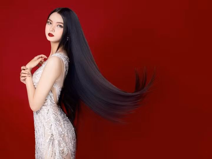 Đặc biệt, cô còn sở hữu "báu vật" là mái tóc dài, đen nhánh.