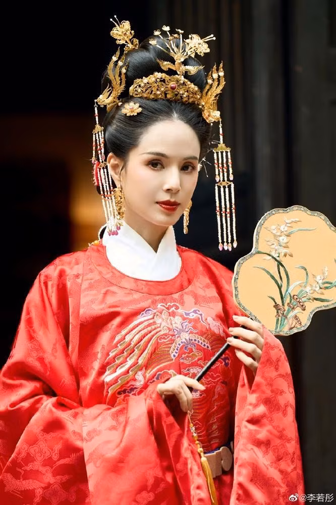 'Tieu Long Nu' Ly Nhuoc Dong gay sot khi mac do co trang