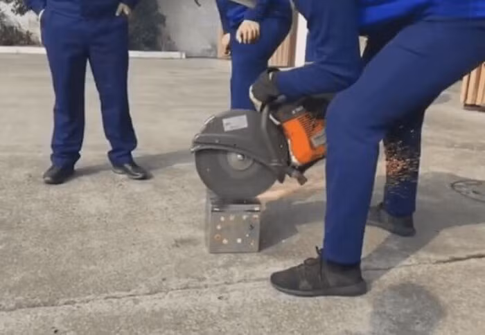 Phát hiện hộp sắt bí ẩn của chồng lúc dọn nhà Phat hien hop sat bi an cua chong luc don nha