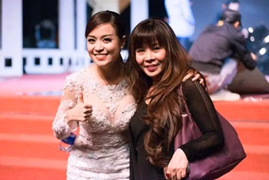Sao Viet co me kiem quan ly: Hoang Thuy Linh so bi duoi