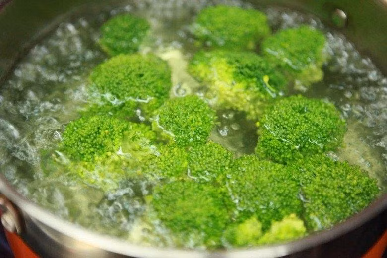 5 loai rau can chan qua nuoc soi truoc khi xao de khong ruoc benh