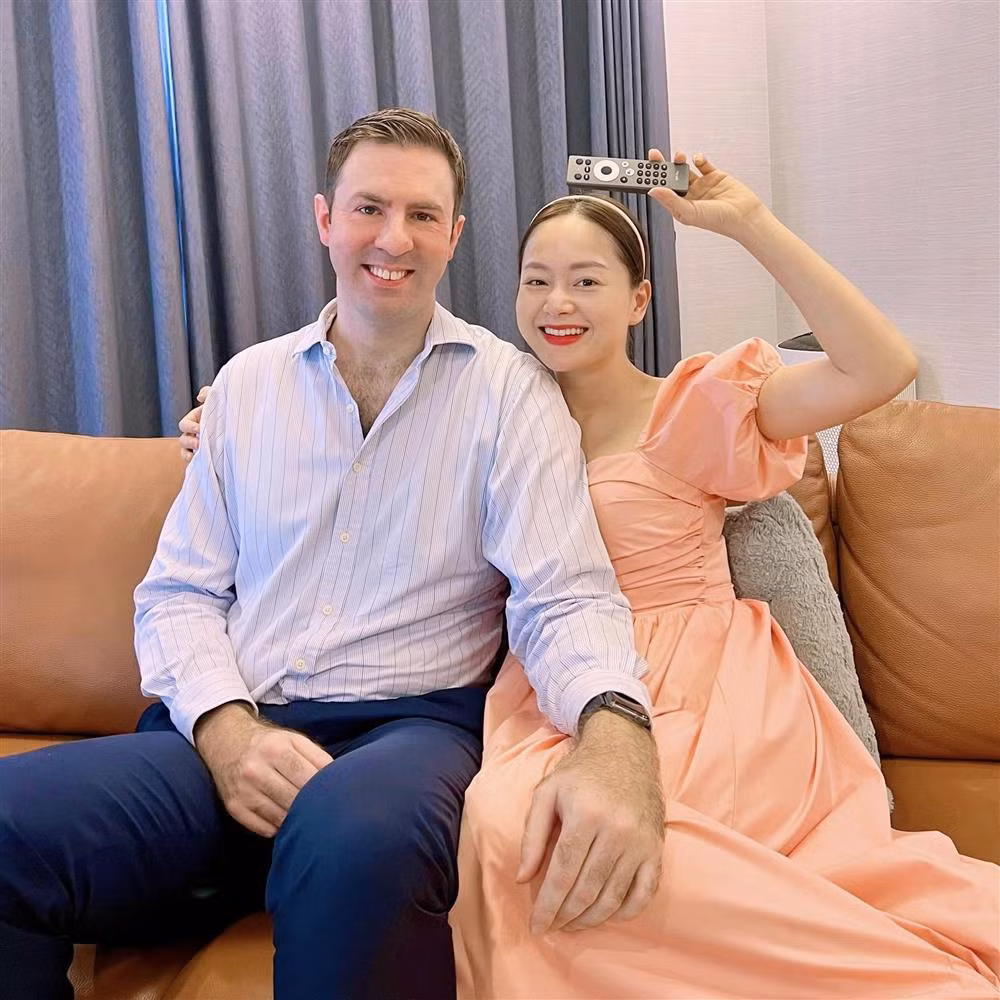 Phan ung chong Tay khi Lan Phuong khoe anh om nam dong nghiep-Hinh-5