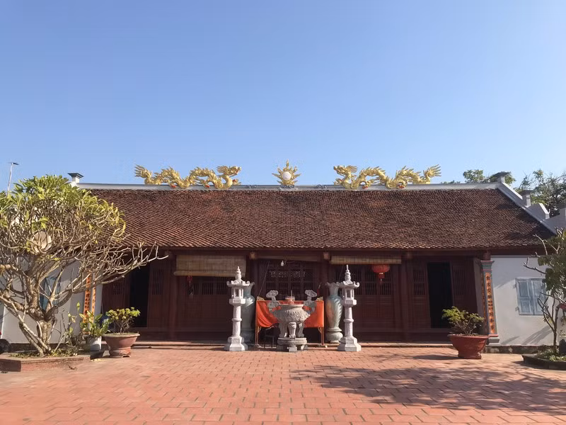 Ngoi mieu co co pho tuong “dung len, ngoi xuong” ho quoc, an dan