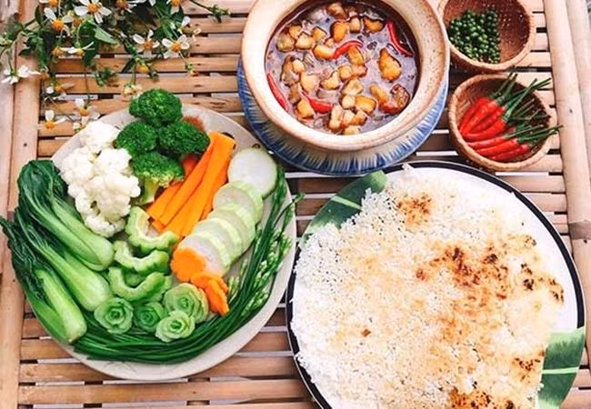 Mach ban cach lam com chay kho quet tai nha