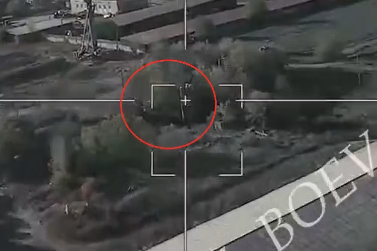 UAV phá hủy xe chở tên lửa ‘càu nhàu’ ở Ukraine UAV pha huy xe cho ten lua ‘cau nhau’ o Ukraine