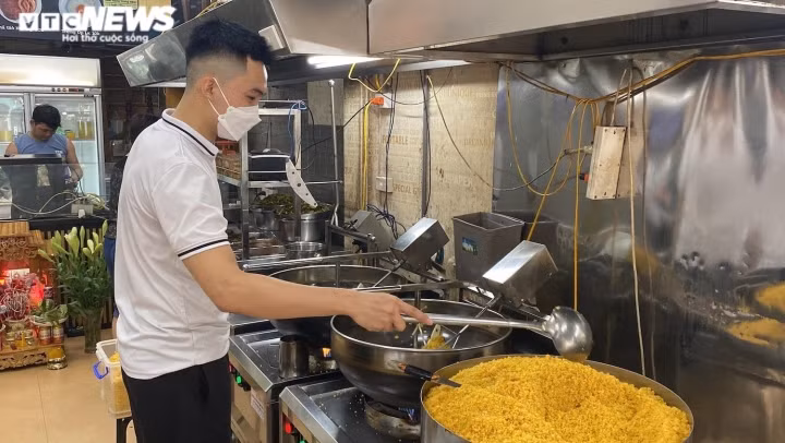 Có sự hỗ trợ của máy móc, tuy giảm sức người nhưng lại tăng sản lượng, quán không ngần ngại mở gian hàng trên hầu hết các ứng dụng gọi đồ ăn. Cứ đến khoảng 11h trưa là đội ngũ shipper nườm nượp kéo đến để nhận đơn đem trao cho khách.