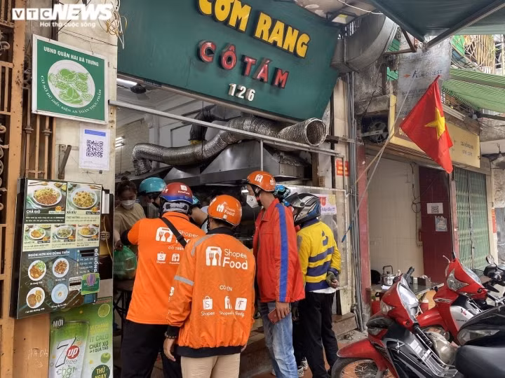 “Họ làm quen rồi, ngoài việc nhận đơn rất nhanh gọn họ còn trang bị máy pos thanh toán, thiết bị công nghệ hỗ trợ cho tài xế dễ dàng nhận đơn nữa”, anh Hoàng Trung, tài xế Nowfood nói.