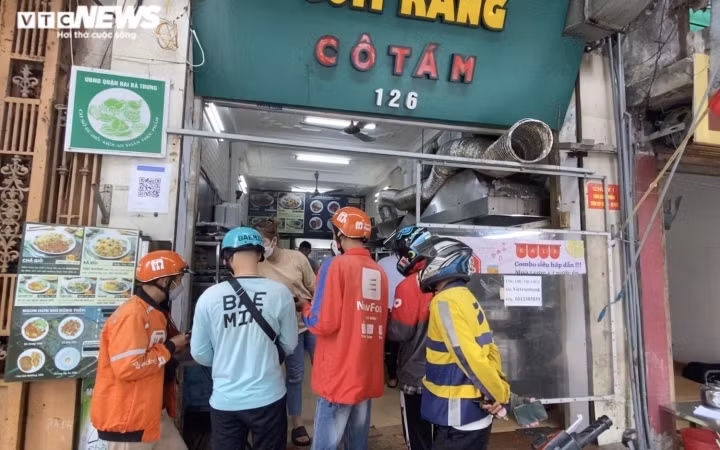 Quán cơm rang Cô Tám ở phố Hồng Mai (Hai Bà Trưng, Hà Nội) mỗi ngày bán đều đặn hàng trăm suất, cao điểm như dịp Tết thì lên đến cả nghìn suất mỗi ngày. Đó là thông tin được anh Quản Hoàng Phương, quản lý quán chia sẻ.