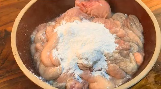 Làm sạch lòng già cho giấm, muối chưa đủ, phải thêm các bước này - Hình 2 Lam sach long gia cho giam, muoi chua du, phai them cac buoc nay-Hinh-2