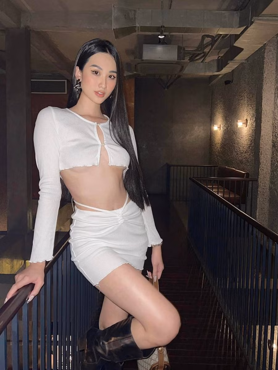 Nguoi mau Pham Anh Thu dien ao croptop hung ho