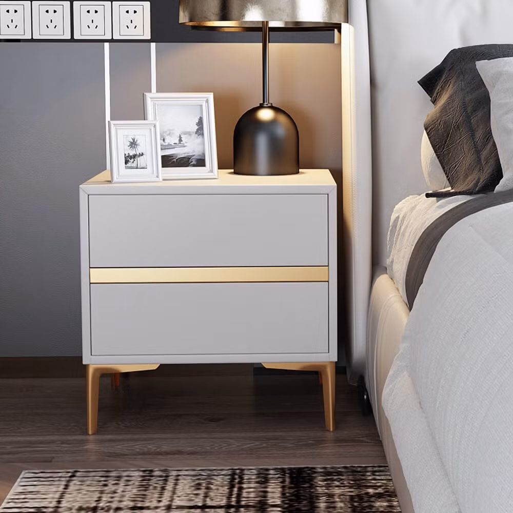 Trong phong thủy, bàn đầu giường có thể giúp ích cho vận khí của ngôi nhà. Bàn đầu giường nên có đôi có cặp, nghĩa là 2 bên đầu giường đều có bàn. Nếu chỉ có 1 chiếc thì sẽ khiến linh khí bị chênh lệch, mất cân bằng gây hao tài, tốn của.