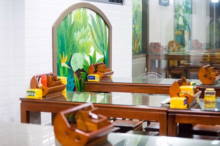 Trước đây giãn cách xã hội phải đóng cửa thì còn có lý do xin chủ nhà cắt giảm tiền thuê nhà nhưng thời điểm hiện tại, nhiều quán ăn dù không bán được hàng vẫn phải “gánh” số tiền thuê nhà hàng tháng tương đối lớn.